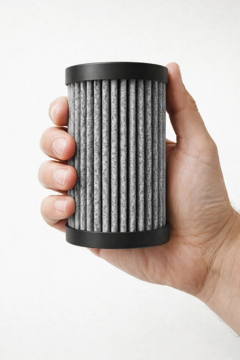 Hand håller upp ett Vindren reservfilter